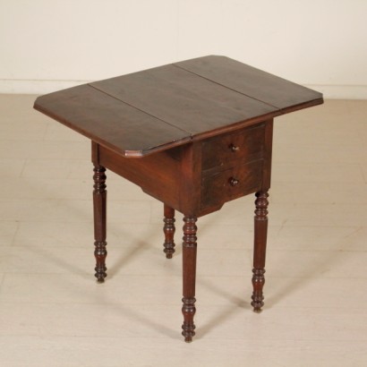 Table basse avec rabats ouverts