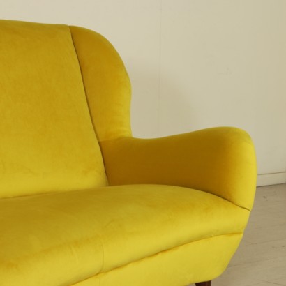 {* $ 0 $ *}, Sofa, 50er Jahre Sofa, modernes antikes Sofa. Design-Sofa, Vintage-Sofa, Vintage-Sofa der 50er Jahre, italienisches Design, gelbes Samtsofa, gelbes modernes antikes Sofa, gelbes 50er-Sofa