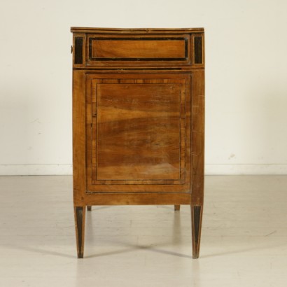 Chest of drawers in the neoclassical - side