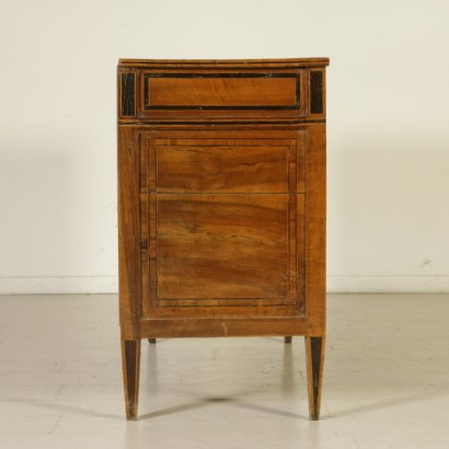 Chest of drawers in the neoclassical - side