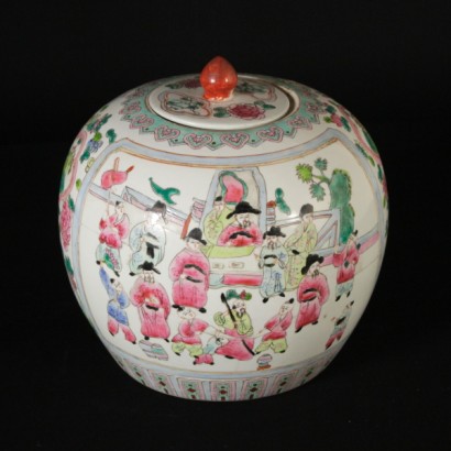 {* $ 0 $ *}, Potiche en porcelaine, Potiche avec des décorations orientales, Potiche avec des décorations végétales et animales, Potiche tous azimuts décorations, Potiche représentant des scènes de cour, vase en porcelaine, vase avec des décorations orientales, vase avec des décorations végétales et animales personnage, vase à décors tout arrondis, vase représentant des scènes de cour, vase chinois, vase 1900, vase de la seconde moitié du 20e siècle, vase de la fin du 20e siècle