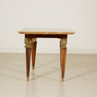 {* $ 0 $ *}, mesa de centro con tapa de mármol, mesa de centro vintage, mesa de centro de diseño, mesa de centro italiana, mesa de centro de palisandro, mesa de centro 900, mesa de centro del siglo XX, mesa de centro con patas piramidales