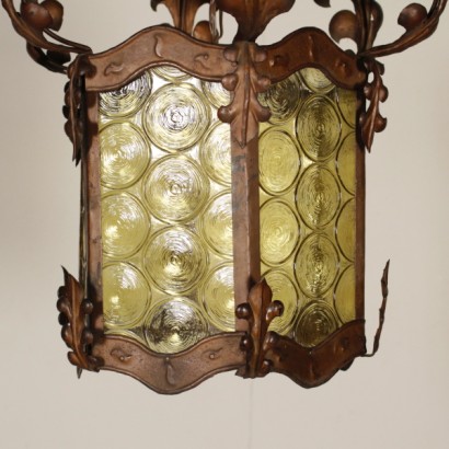 {* $ 0 $ *}, lanterne en fer forgé, lanterne avec éléments de feuilles, lanterne avec verre jaune, lanterne avec verre coloré, lanterne avec verre artistique, lanterne vintage, lanterne design, lanterne XXe siècle, lanterne 900, lanterne italienne