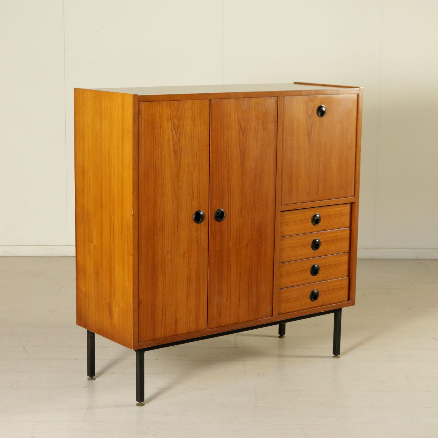 Credenza anni 60 - Mobilio - Modernariato - dimanoinmano.it Credenza anni 60 - Mobilio - Modernariato - dimanoinmano.it