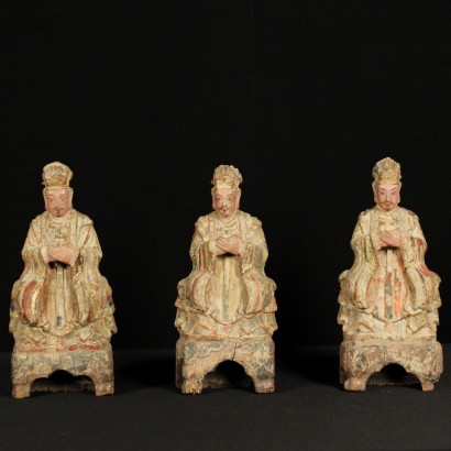 Gruppo di tre figure lignee di dignitari cinesi