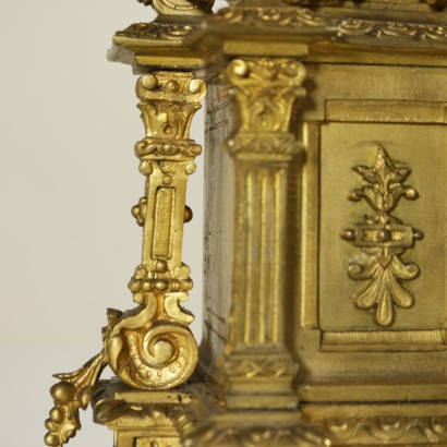 Pair of candlesticks in gilded bronze - detail