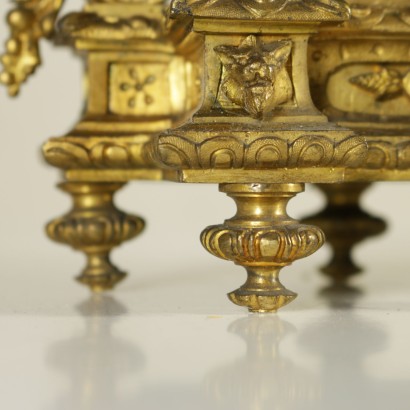 Coppia di candelieri in bronzo dorato - particolare