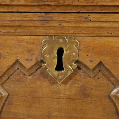 Chest in walnut - detail