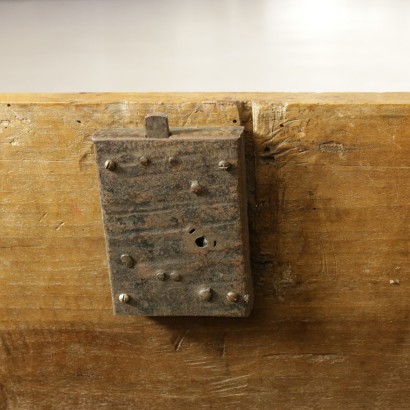 Chest in walnut - detail