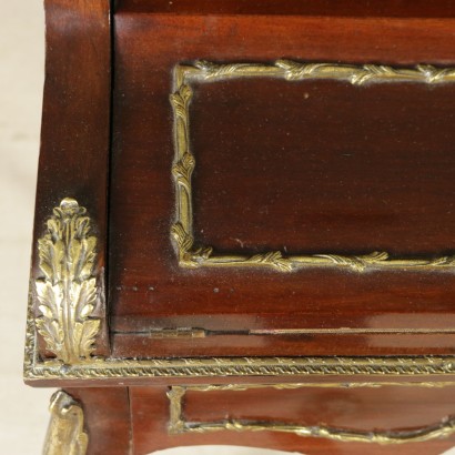 di mano in mano, ribalta dalla linea mossa, ribalta con fregi, ribalta con cornici, ribalta bronzo dorato, ribalta con cassetti, ribalta piano apribile, ribalta antica, ribalta antiquariato, ribalta 900, ribalta novecento, ribalta in mogano, ribalta francia