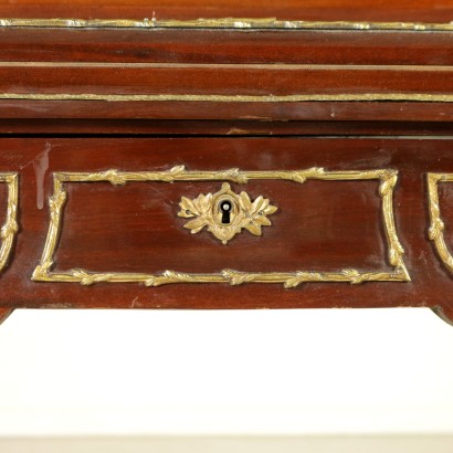 di mano in mano, ribalta dalla linea mossa, ribalta con fregi, ribalta con cornici, ribalta bronzo dorato, ribalta con cassetti, ribalta piano apribile, ribalta antica, ribalta antiquariato, ribalta 900, ribalta novecento, ribalta in mogano, ribalta francia