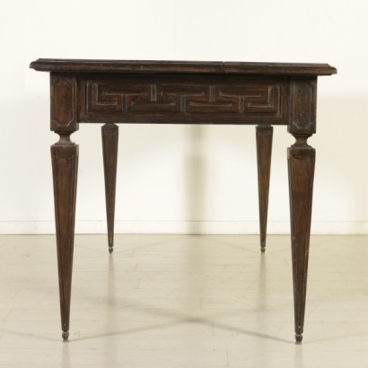 {* $ 0 $ *}, Pyramidenstumpf-Tisch, Bandtisch mit Bund, Top-Tisch mit Rahmen, neoklassizistischer Tisch, 900er Tisch, Italia-Tisch, Nussbaum-Tisch