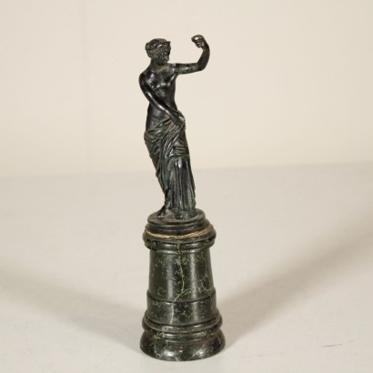 di mano in mano, scultura antica, scultura antiquariato, scultura base in legno, scultura 900, scultura novecento, scultura femminile, scultura classica, scultura europa