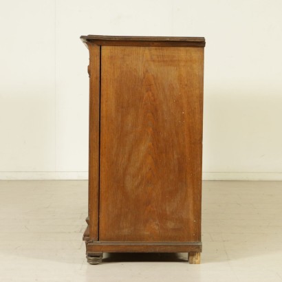 di mano in mano, credenza elegante, credenza con anta, credenza con formelle, credenza porcellana, credenza con decori, credenza a giorno, credenza 900, credenza novecento, credenza italia, credenza in rovere