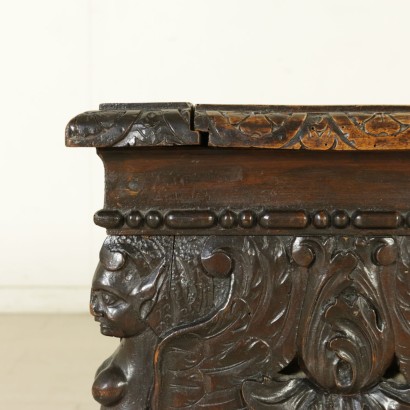 {* $ 0 $ *}, carved bench, bench with caryatids, bench with leaf elements, bench with internal compartment, opening bench, 900 bench, twentieth century bench, Italian bench, walnut bench, neo-renaissance style bench