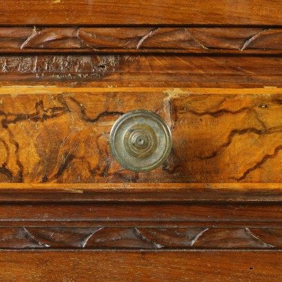 Canterano Lombardo con fronte a ribalta - particolare Canterano Lombardo con fronte a ribalta - particolare
