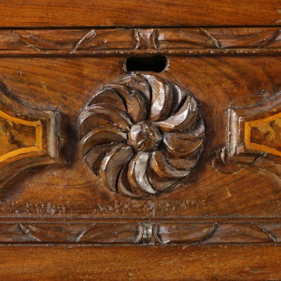 Canterano Lombardo con fronte a ribalta - particolare Canterano Lombardo con fronte a ribalta - particolare