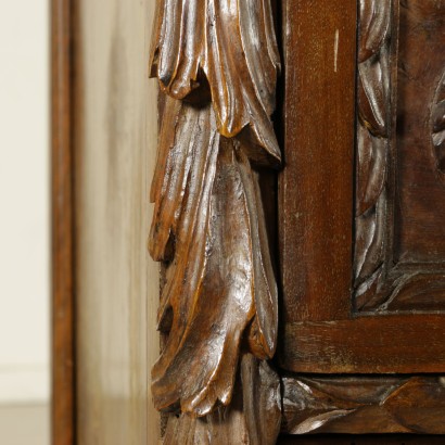 Canterano Lombardo con fronte a ribalta - particolare Canterano Lombardo con fronte a ribalta - particolare