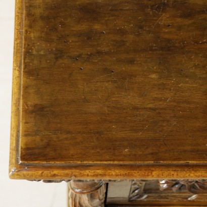 Canterano Lombardo con fronte a ribalta - particolare piano Canterano Lombardo con fronte a ribalta - particolare piano