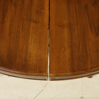 The particular extendable Table half