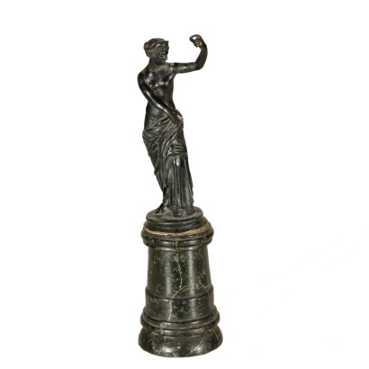 di mano in mano, scultura antica, scultura antiquariato, scultura base in legno, scultura 900, scultura novecento, scultura femminile, scultura classica, scultura europa