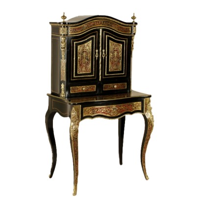 Writing desk with a lift