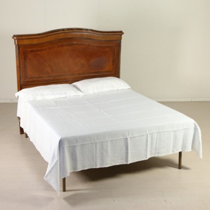 Drap de lit avec taies d'oreillers brodées à la main