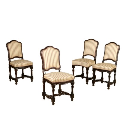 Grupo de cuatro sillas de cola