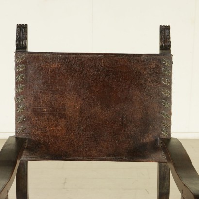 Chaise haute en bois de noyer de détails