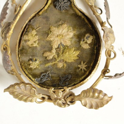 Portaorologio in bronzo - particolare Portaorologio in bronzo - particolare