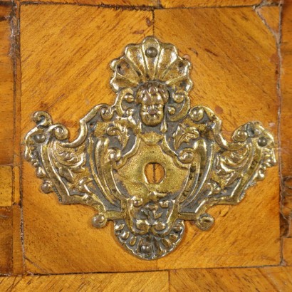 Poitrine de tiroirs de la moitié du XVIII siècle - en particulier