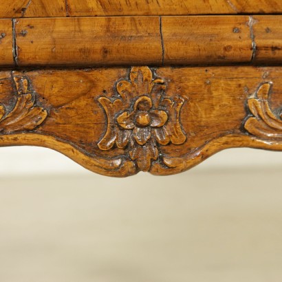 Poitrine de tiroirs de la moitié du XVIII siècle - en particulier