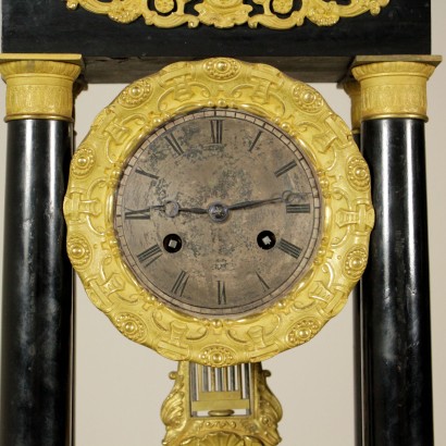 {* $ 0 $ *}, horloge à pendule, horloge de temple, horloge de table, horloge antique, horloge antique, horloge en bronze, petite horloge de temple, horloge 900, horloge en bois