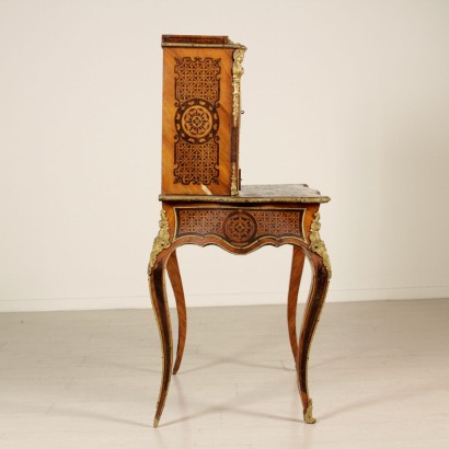 Writing desk with a lift