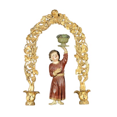 Figura intagliata con cornice a portale