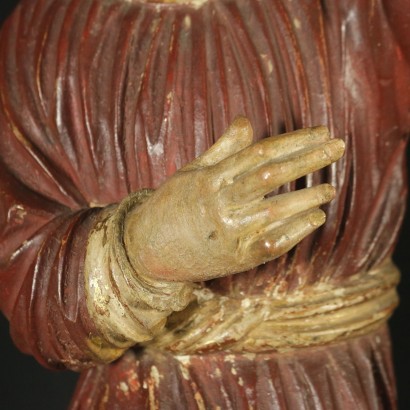 Geschnitzte Figur mit Portalrahmen