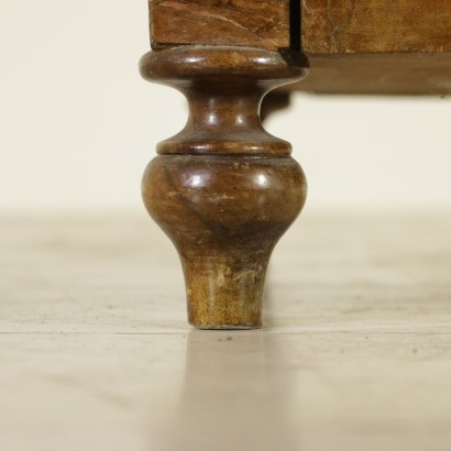 Table de chevet avec incrustations de détails