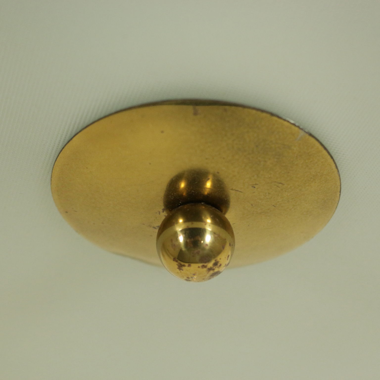 Lampada anni 50 Illuminazione Modernariato dimanoinmano.it Lampada a sospensione in vetro zigrinato e ottone, anni '50