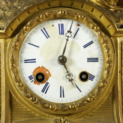 Pendule d'une horloge de table en détail