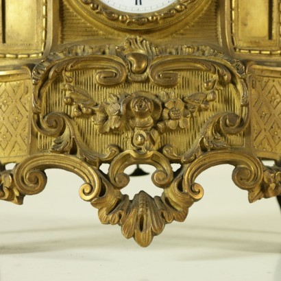 Pendule d'une horloge de table en détail