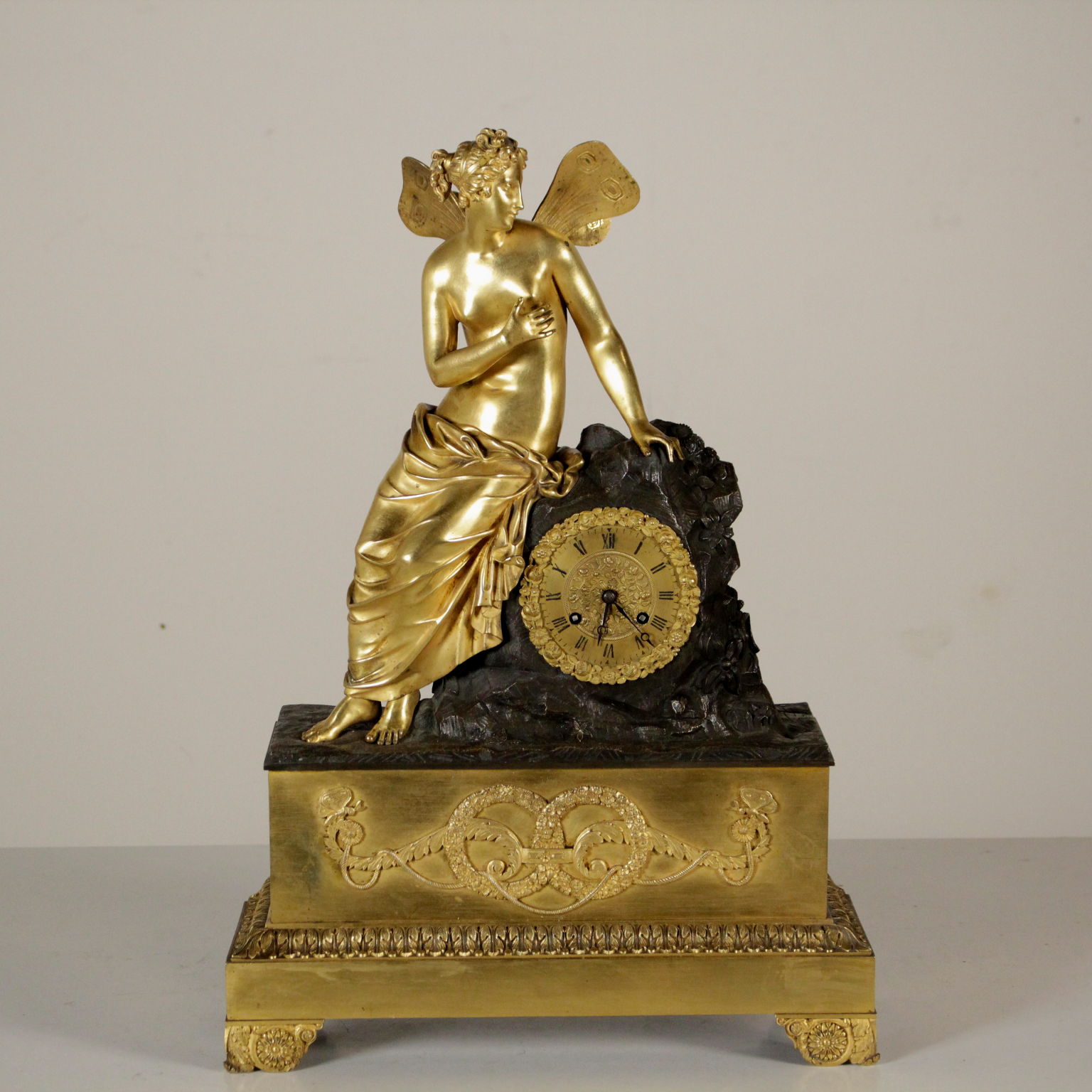 12/" Round Bronze Color Eagle Wall Clock w Roman Numeral Figurine Statue