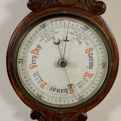 Barometer in holz-detail