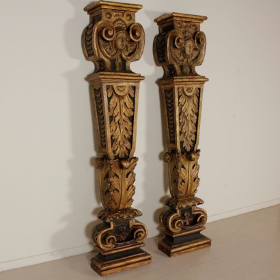 Paar Karyatiden in Holz