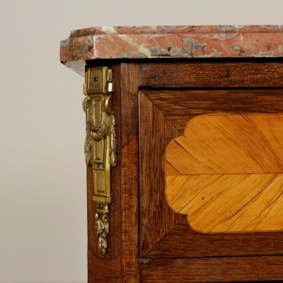 Chest of drawers in the Neoclassical - particular