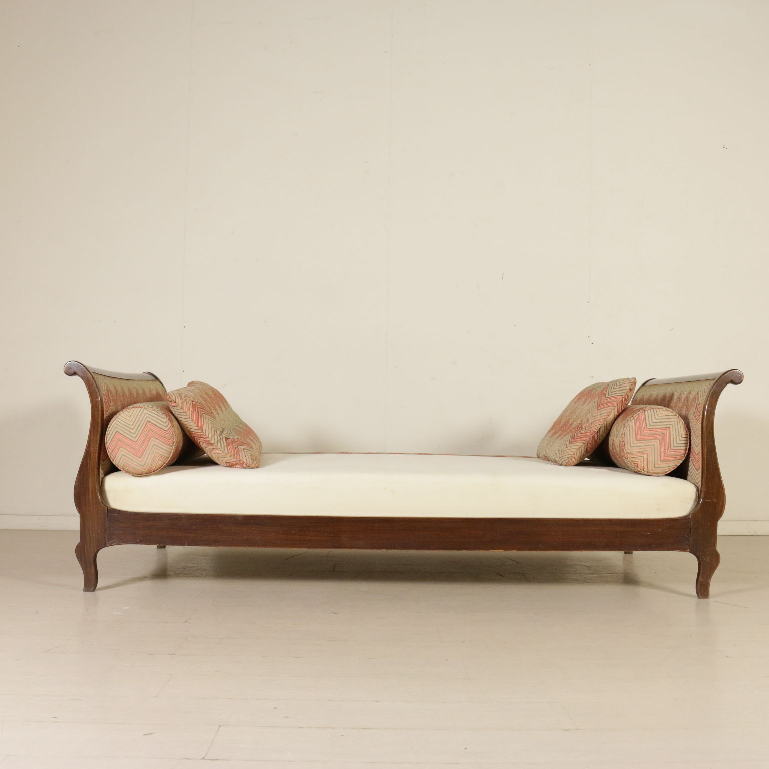 Lit Bateau Noyer Fabrique En Italie Moitie 800 Chaises Fauteuils Canapes Antique Dimanoinmano It