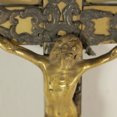 Crucifix en Bronze Doré-détail