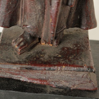 Statue en bois-détail
