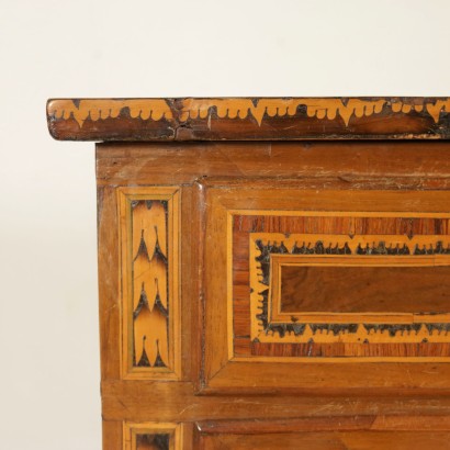 Chest of drawers in the Neoclassical-particular