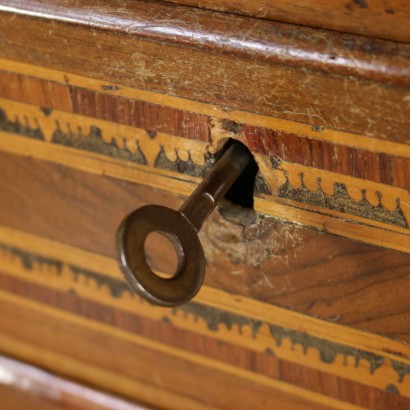 Chest of drawers in the Neoclassical-particular