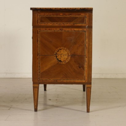 Chest of drawers in the Neoclassical-side
